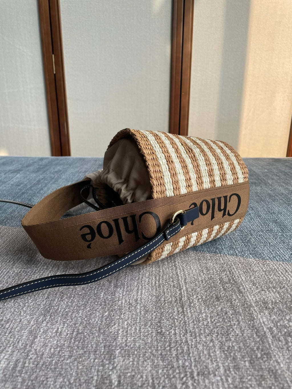 SMALL WOODY BASKET 17 IN BROWN AND WHITE FIBERS BROWN WEBBING BLACK CALFSKIN