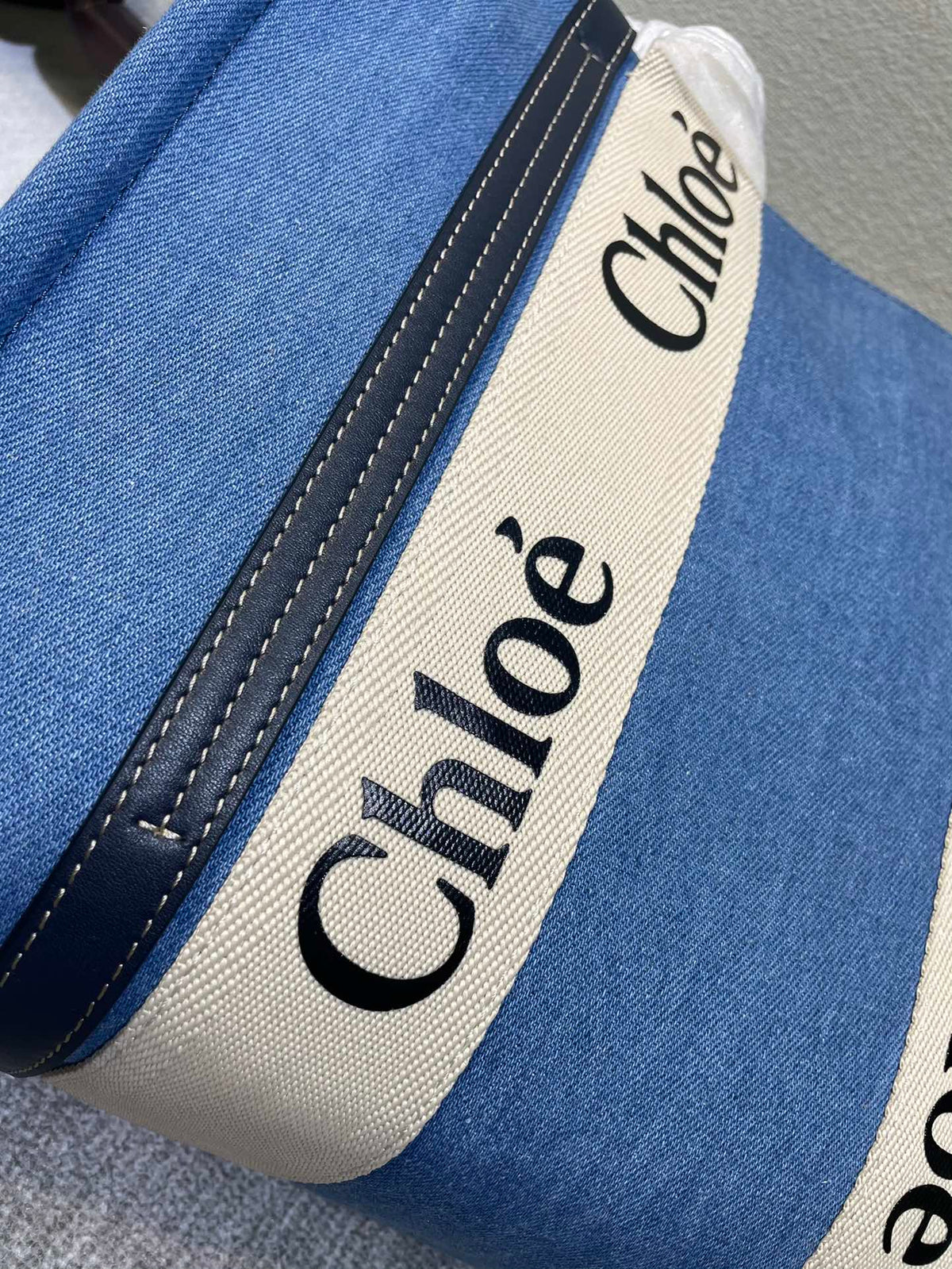 MEDIUM STRAP WOODY TOTE BAG 37 IN BLUE DENIM CANVAS DARK BLUE CALFSKIN