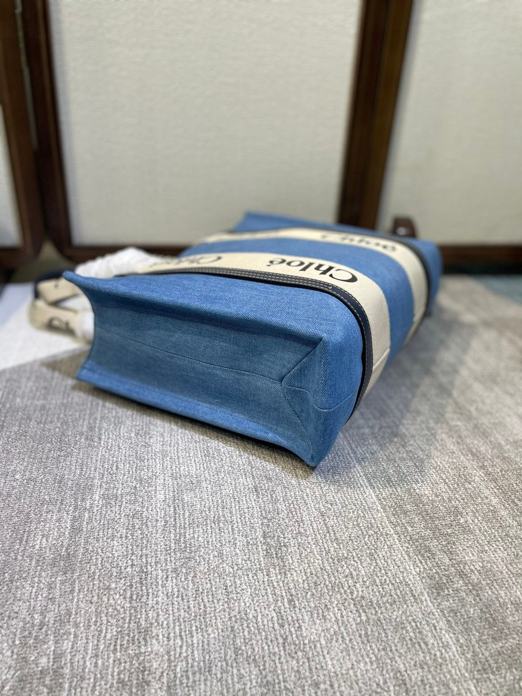 MEDIUM STRAP WOODY TOTE BAG 37 IN BLUE DENIM CANVAS DARK BLUE CALFSKIN