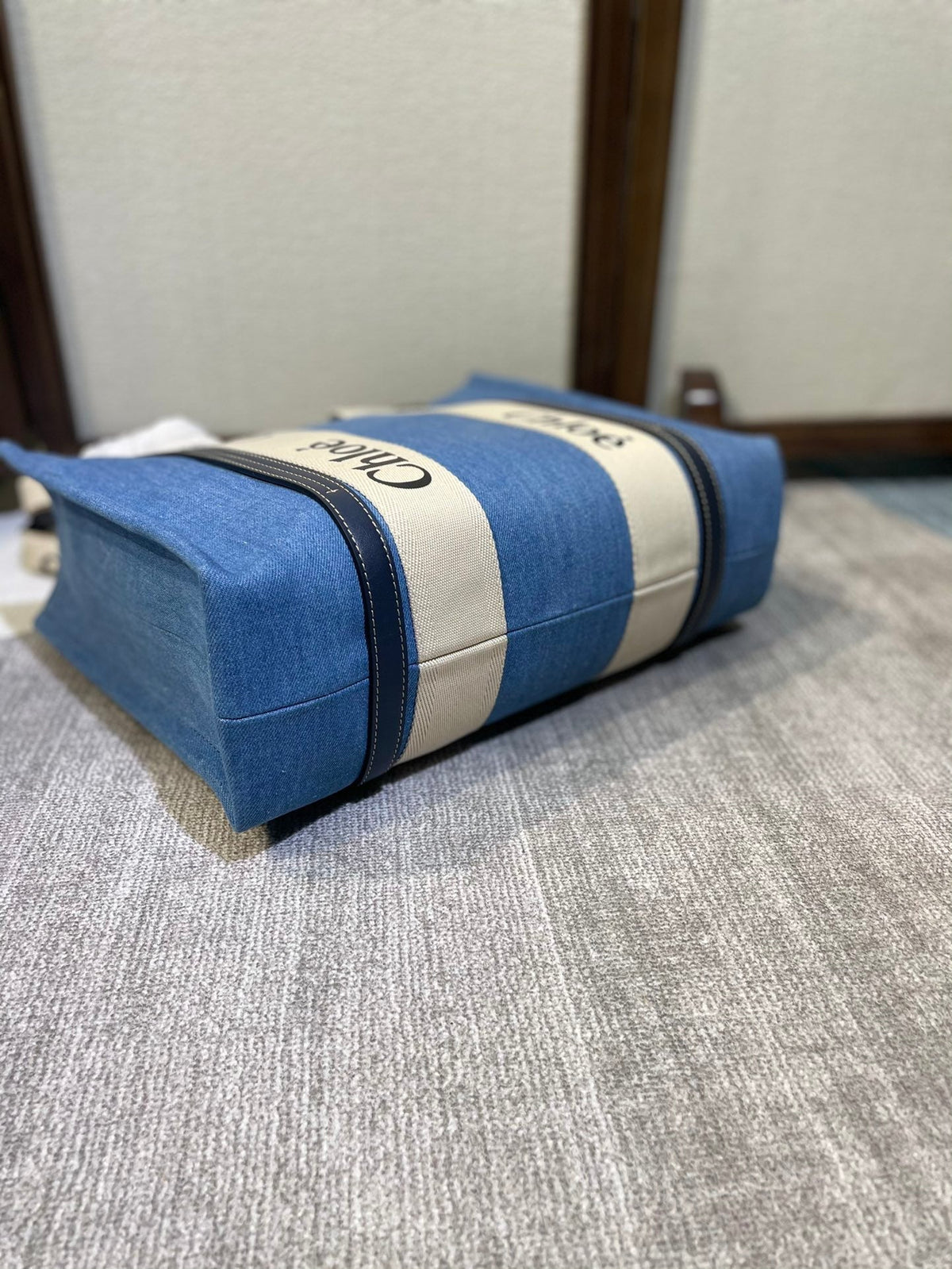 MEDIUM STRAP WOODY TOTE BAG 37 IN BLUE DENIM CANVAS DARK BLUE CALFSKIN