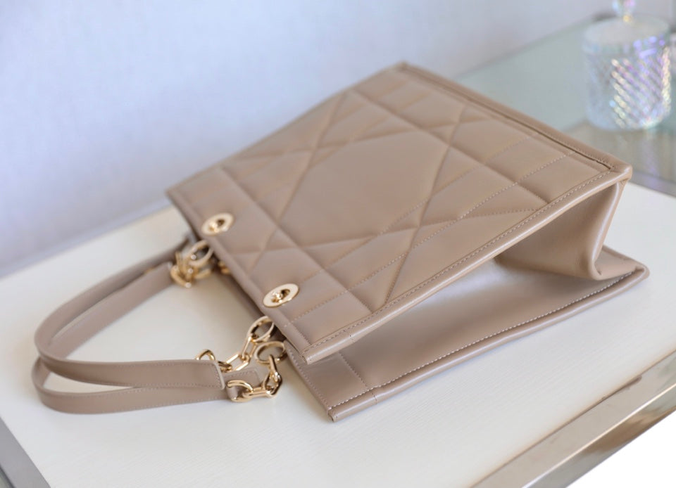 MEDIUM TOTE BOOK 26 BAG IN BEIGE CREAM CALFSKIN
