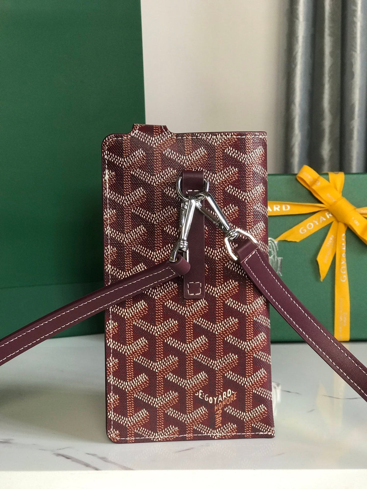 MONTMARTRE GM CASE 18 IN WINE RED GOYARDINE CANVAS