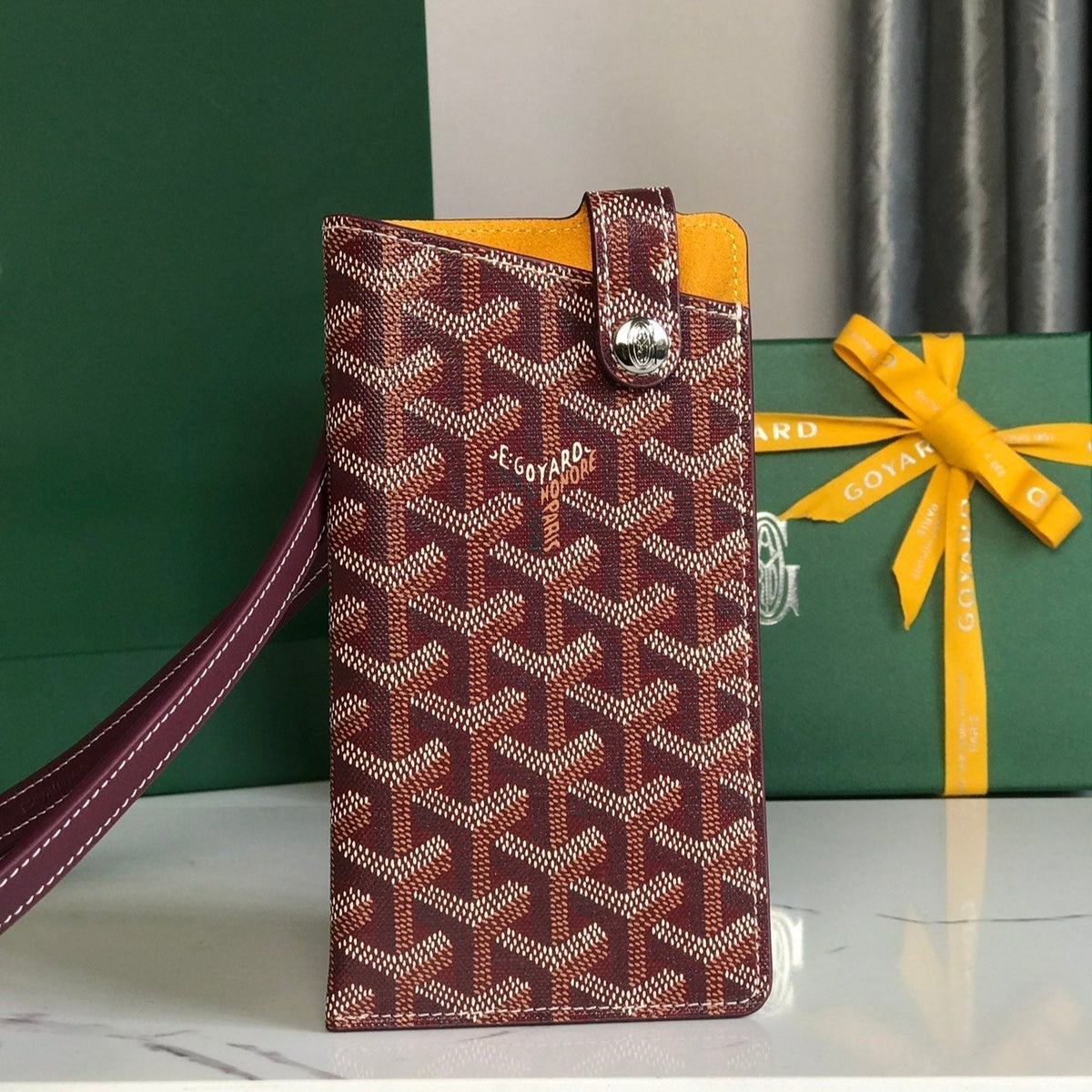 MONTMARTRE GM CASE 18 IN WINE RED GOYARDINE CANVAS