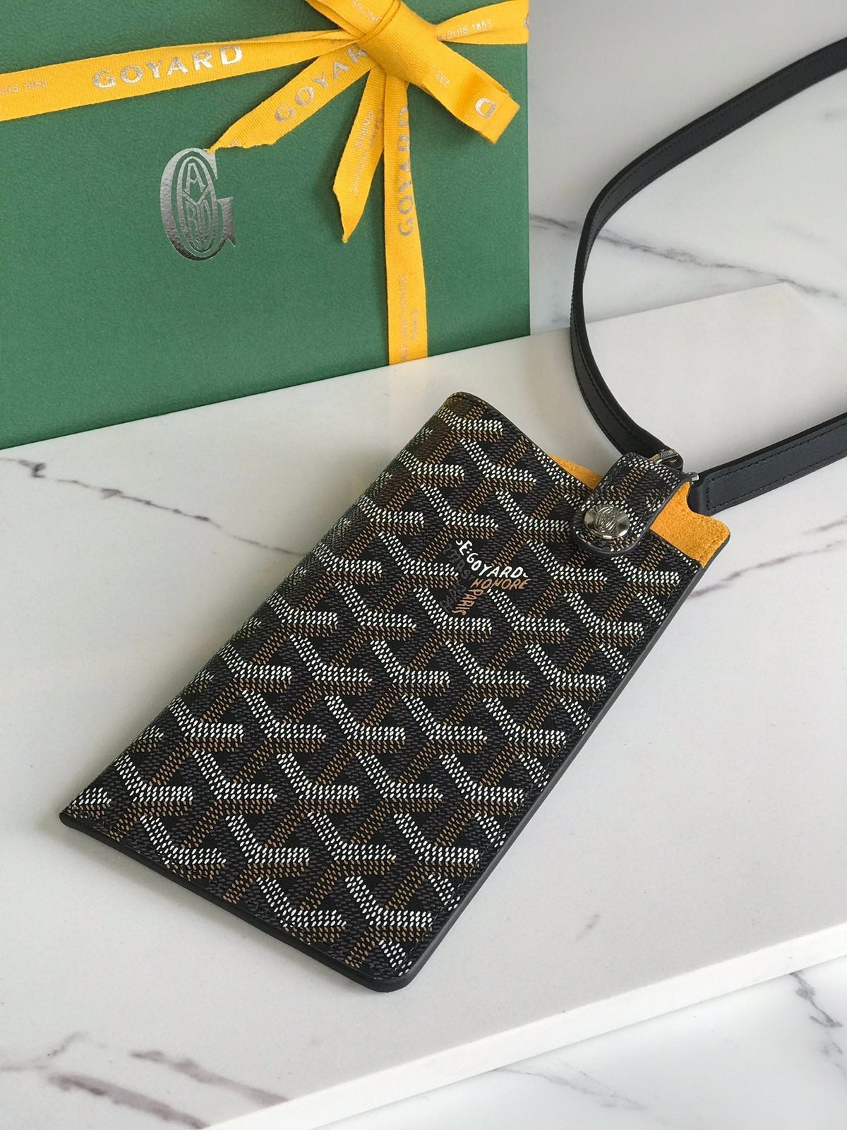 MONTMARTRE GM CASE 18 IN BLACK GOYARDINE CANVAS