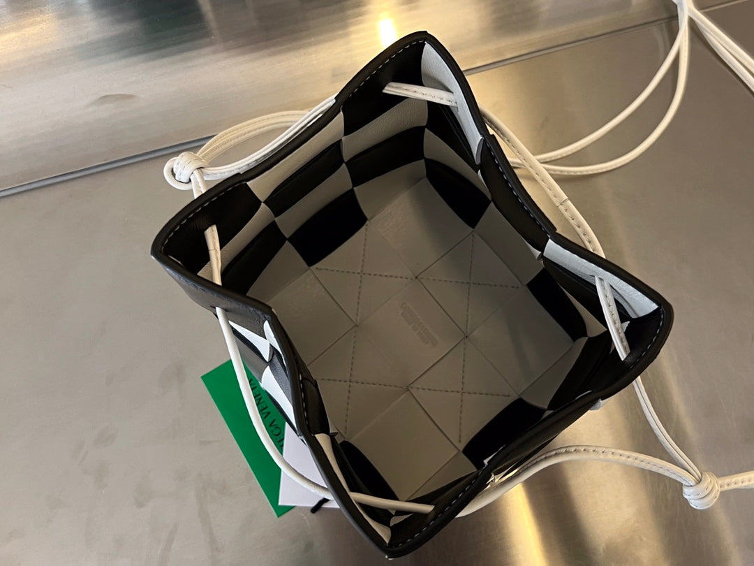 BOTTEGA VENETA SMALL CASSETTE BUCKET 18 IN WHITE MIX BLACK CALFSKIN
