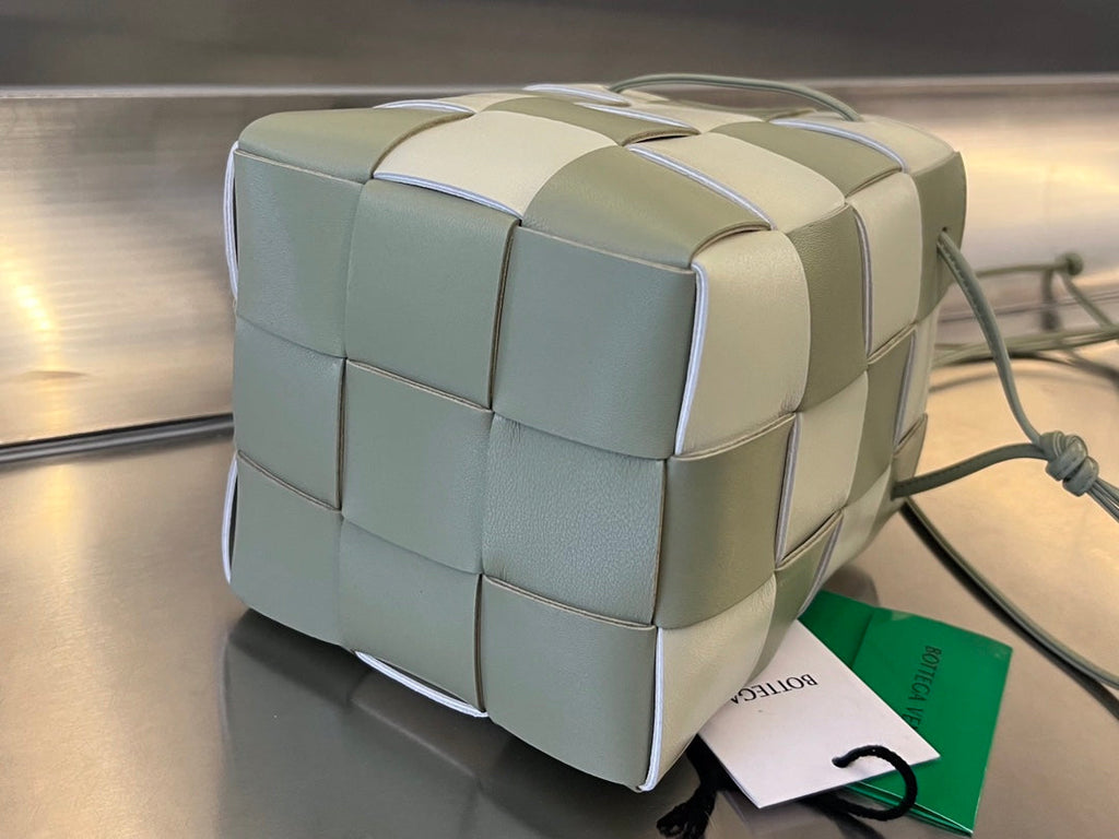 BOTTEGA VENETA SMALL CASSETTE BUCKET 18 IN XANADU MIX WHITE CALFSKIN