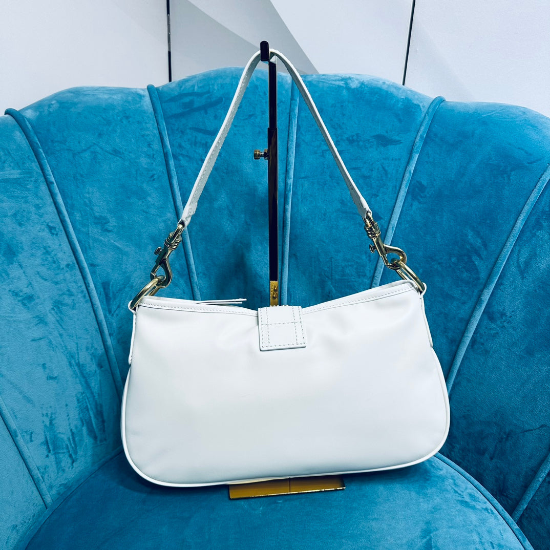 SHOULDER BAG 33 IN WHITE CALFSKIN GOLD HARDWARE