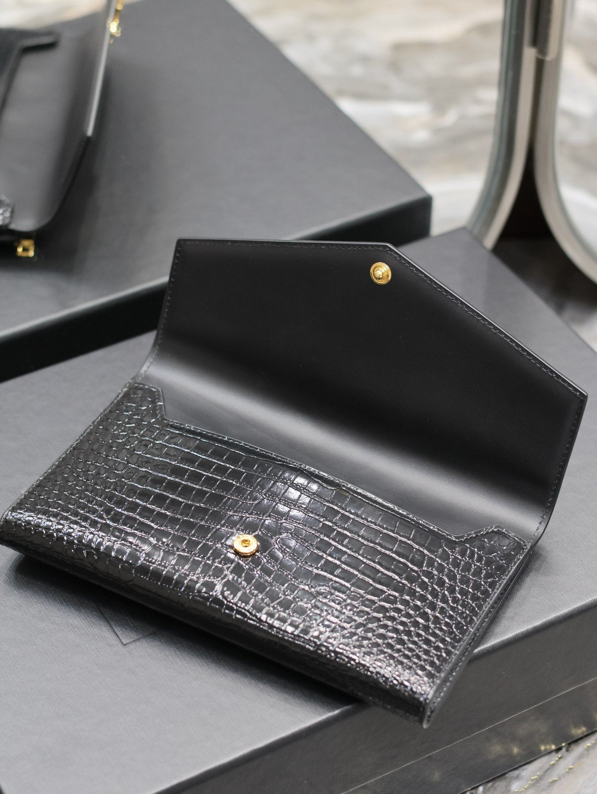 UPTOWN WALLET 21 IN BLACK CROCODILE PATTERN CALFSKIN GOLD LOGO