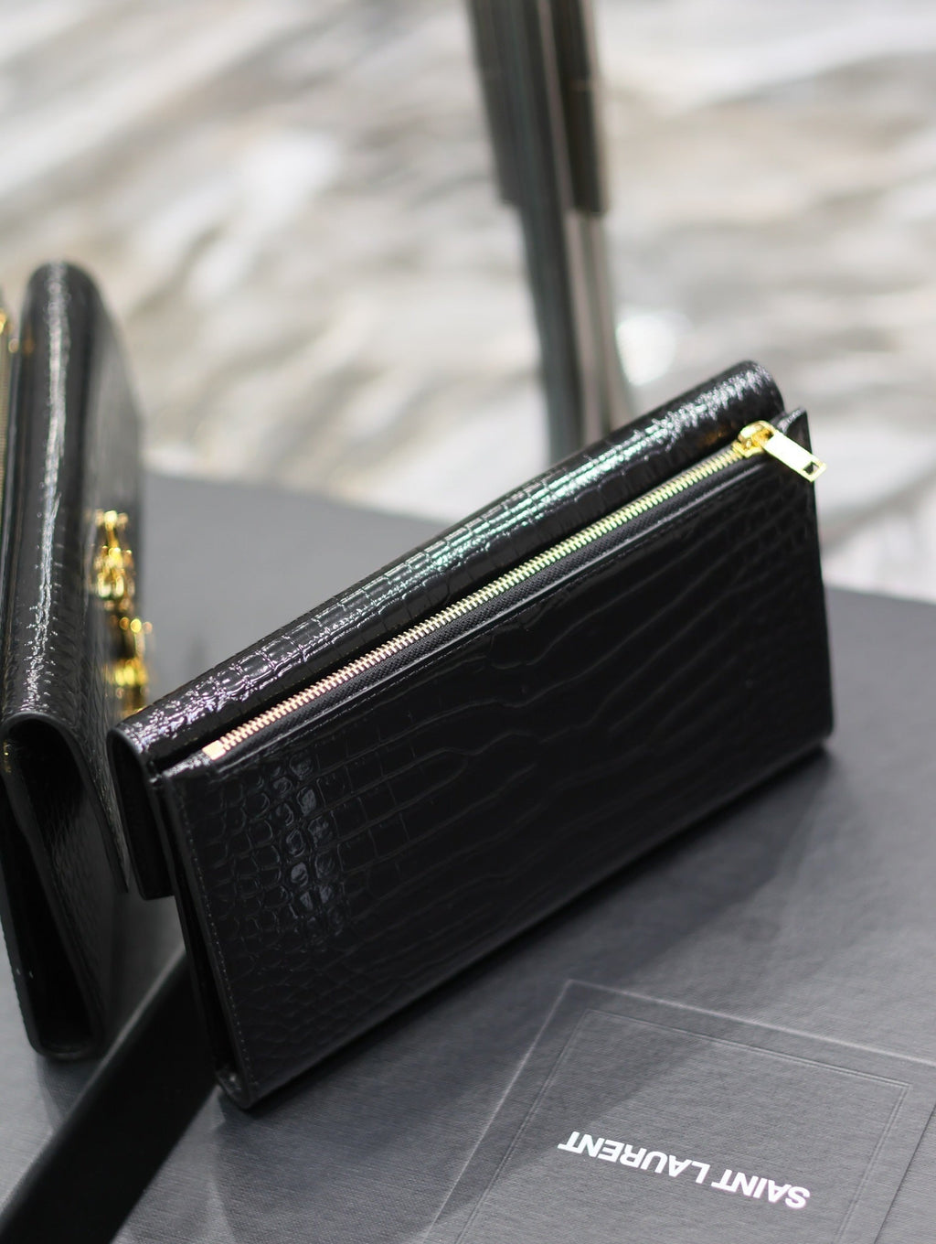 UPTOWN WALLET 21 IN BLACK CROCODILE PATTERN CALFSKIN GOLD LOGO