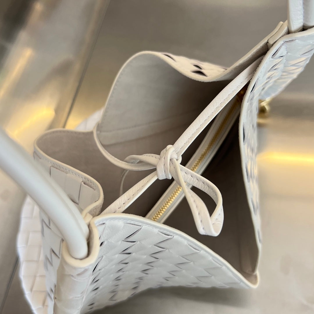 MEDIUM SOLSTICE 44 WHITE LAMBSKIN