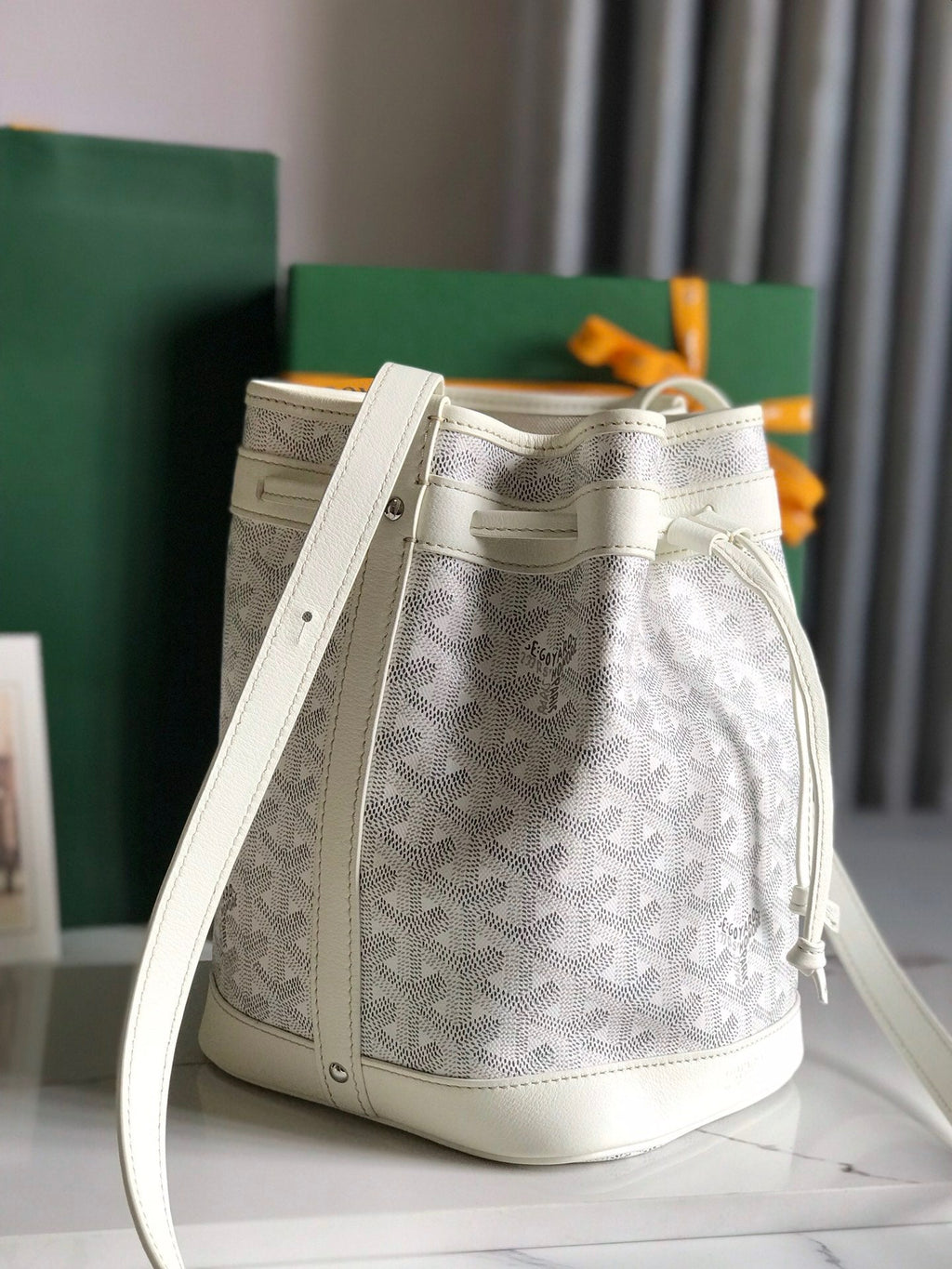 PETIT FLOT BUCKET BAG 22 IN WHITE GOYARDINE CANVAS AND LAMBSKIN TRIM