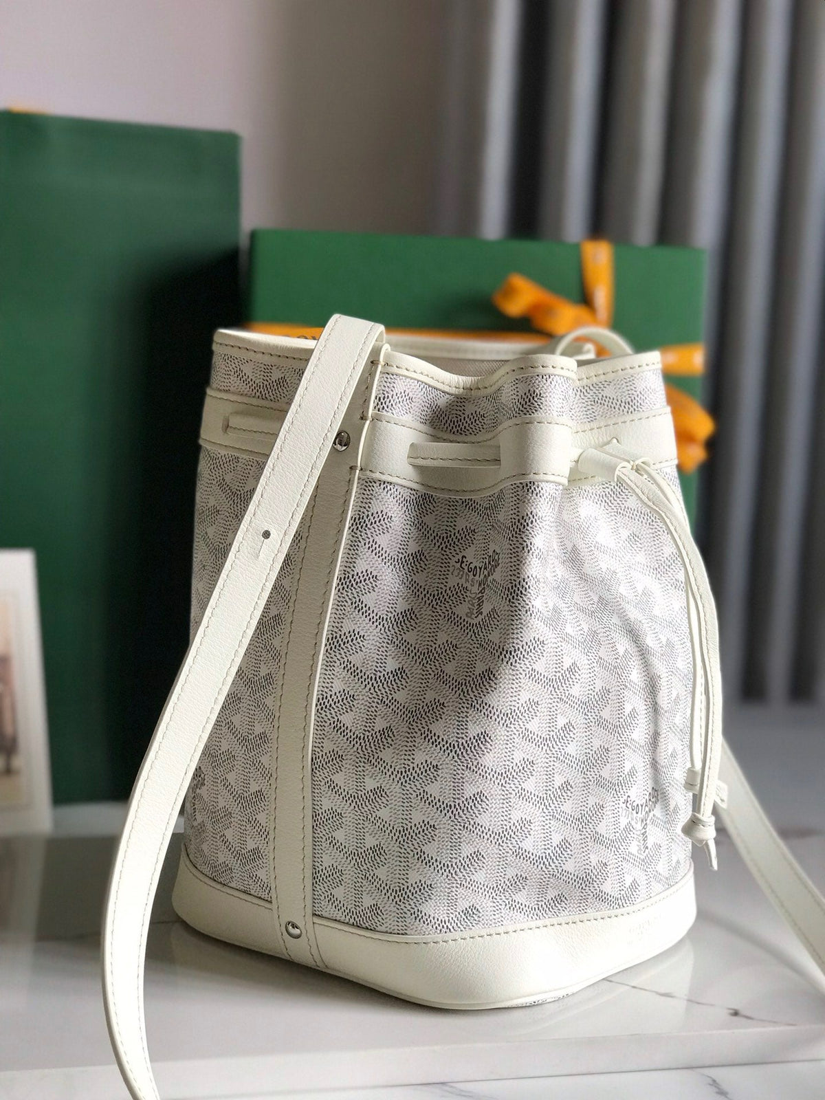PETIT FLOT BUCKET BAG 22 IN WHITE GOYARDINE CANVAS AND LAMBSKIN TRIM