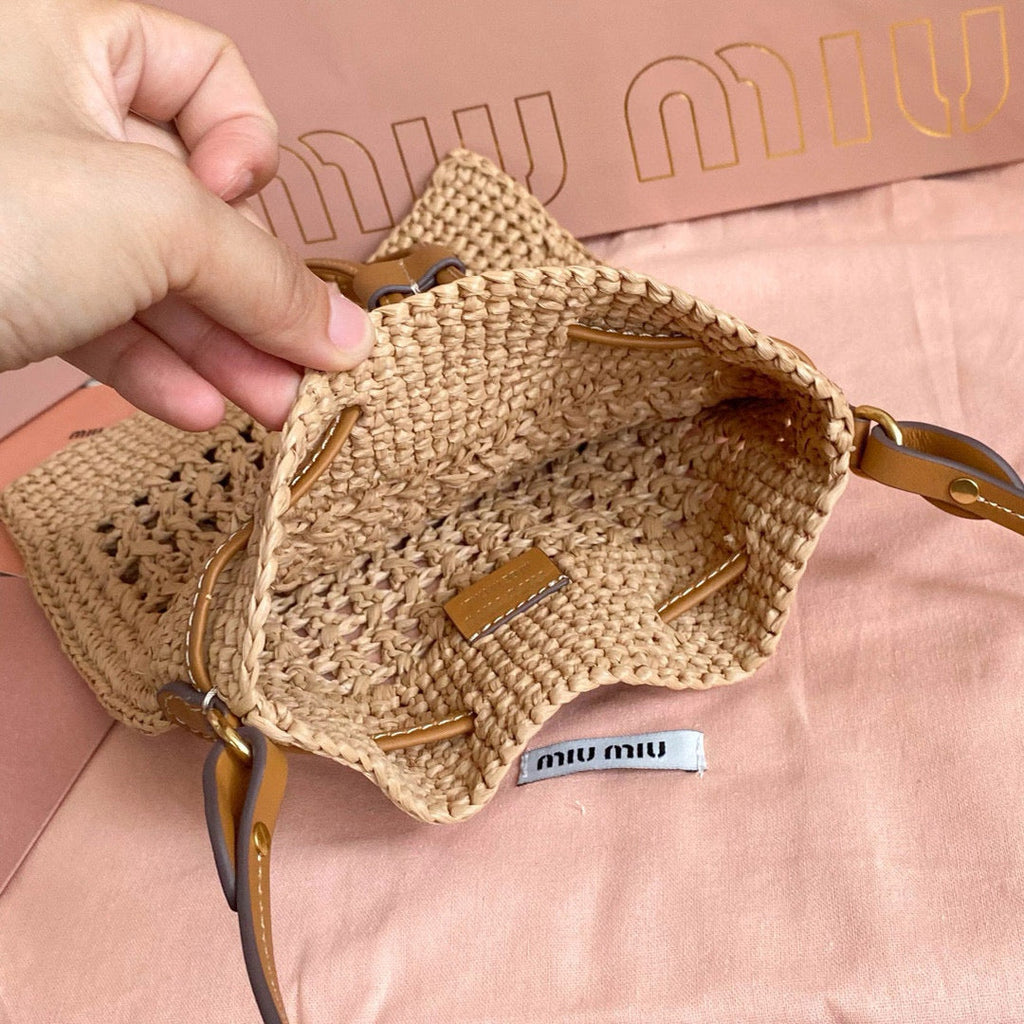 WANDER BUCKET BAG 23 IN NATURAL RAFFIA WITH LEATHER TRIM