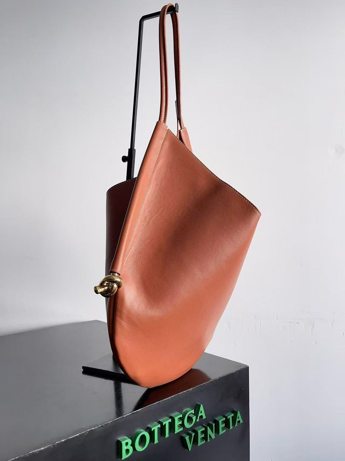 MEDIUM SOLSTICE 44 IN BROWN LAMBSKIN