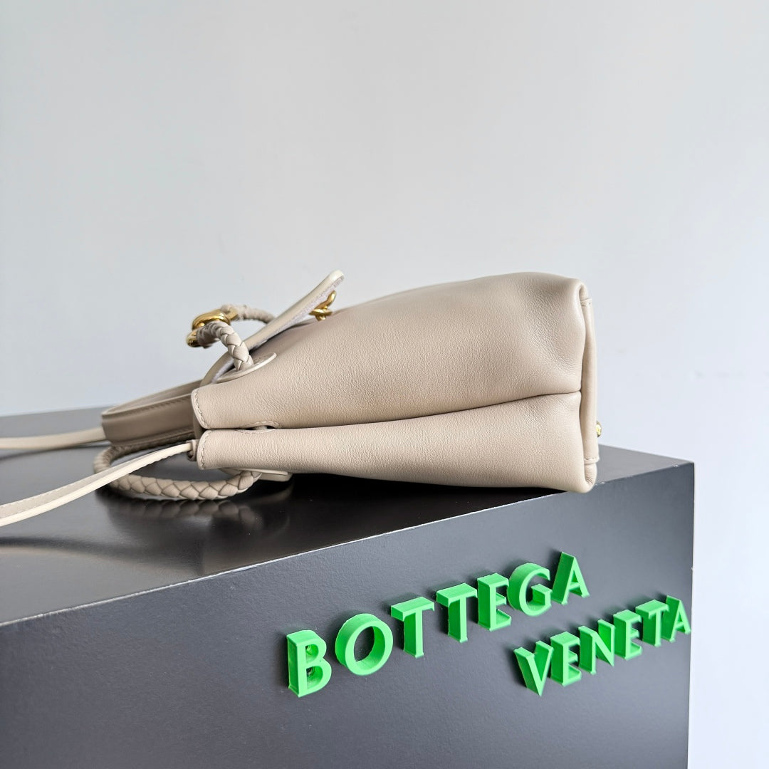 BOTTEGA VENETA 25S MEDIUM CIAO CIAO BAG 26 IN LIGHT WARM BEIGE CALFSKIN