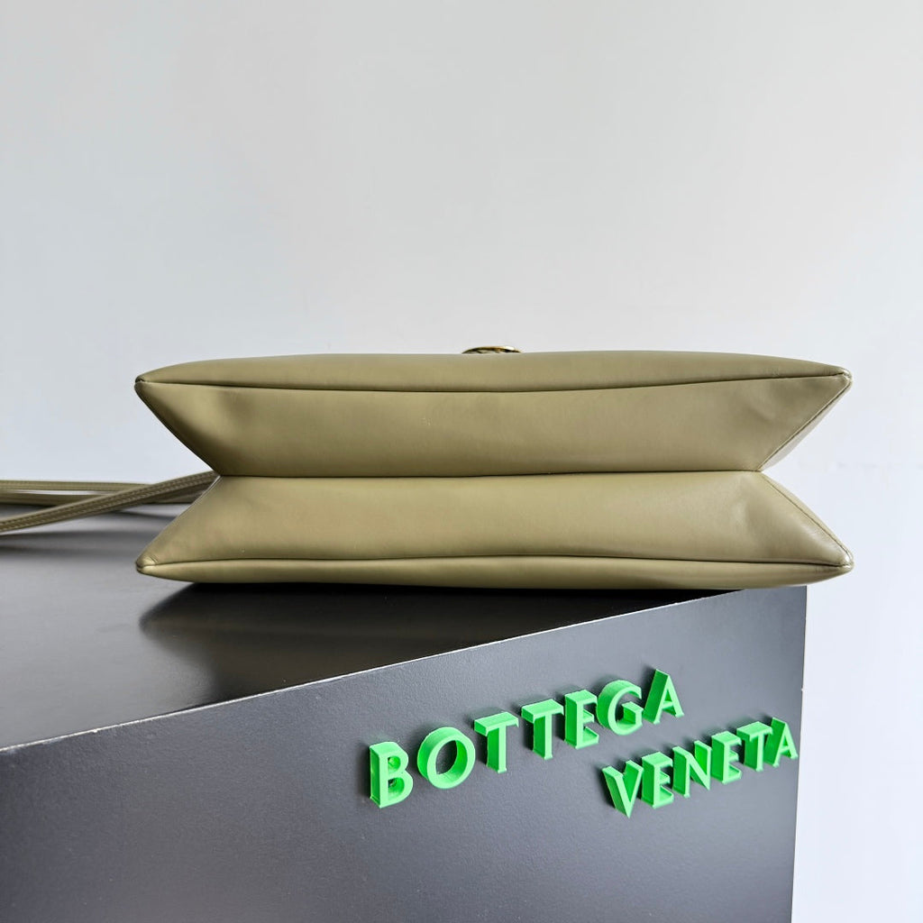 BOTTEGA VENETA 25S MEDIUM LIBERTA BAG 30 IN OLIVE GREEN CALFSKIN