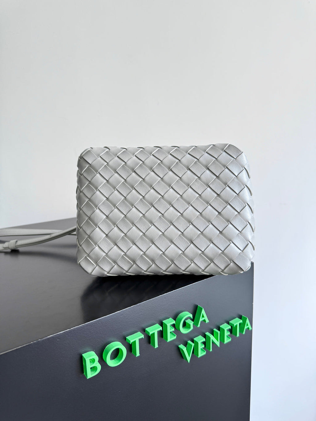BOTTEGA VENETA 25S SMALL PARACHUTE 21 IN LIGHT GRAY CALFSKIN GOLD HARDWARE
