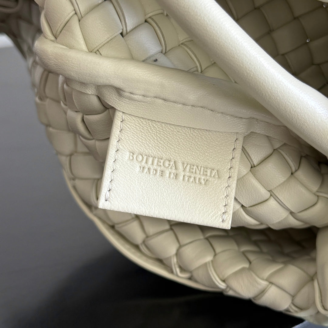 BOTTEGA VENETA 25S COBBLE TOP HANDLE BAG 23 IN IVORY CALFSKIN