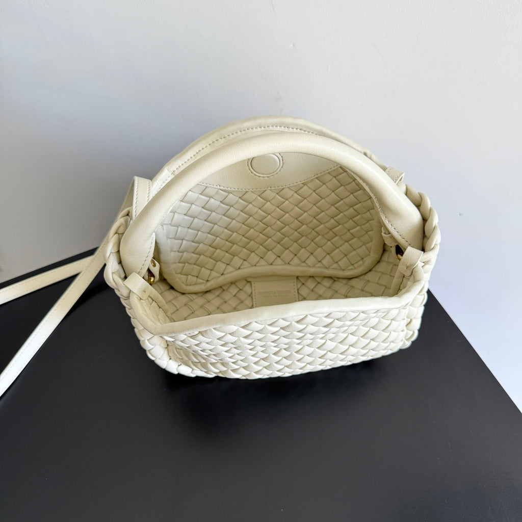 BOTTEGA VENETA 25S COBBLE TOP HANDLE BAG 23 IN IVORY CALFSKIN