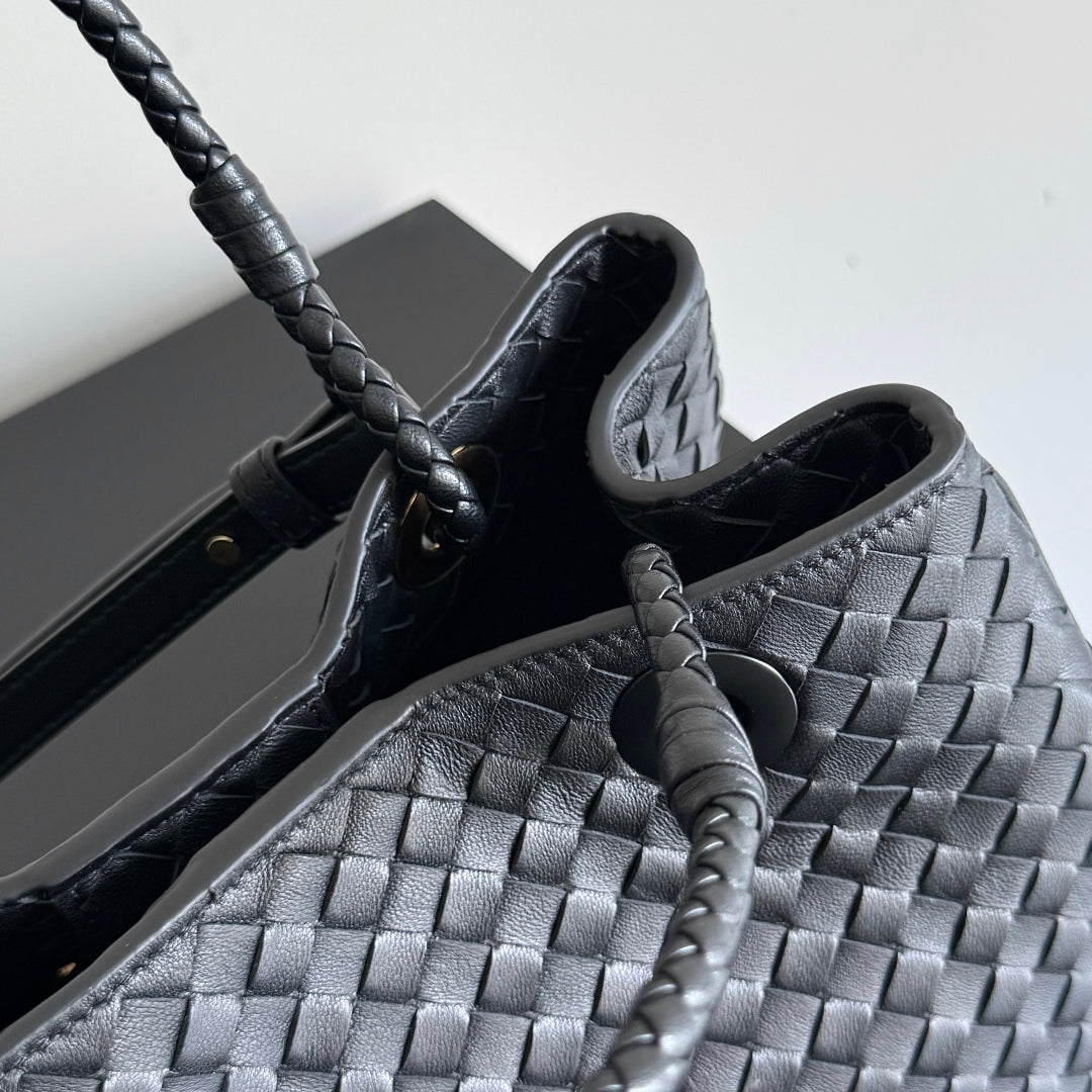 BOTTEGA VENETA 25S BASKET BAG 31 IN BLACK CALFSKIN GOLD HARDWARE