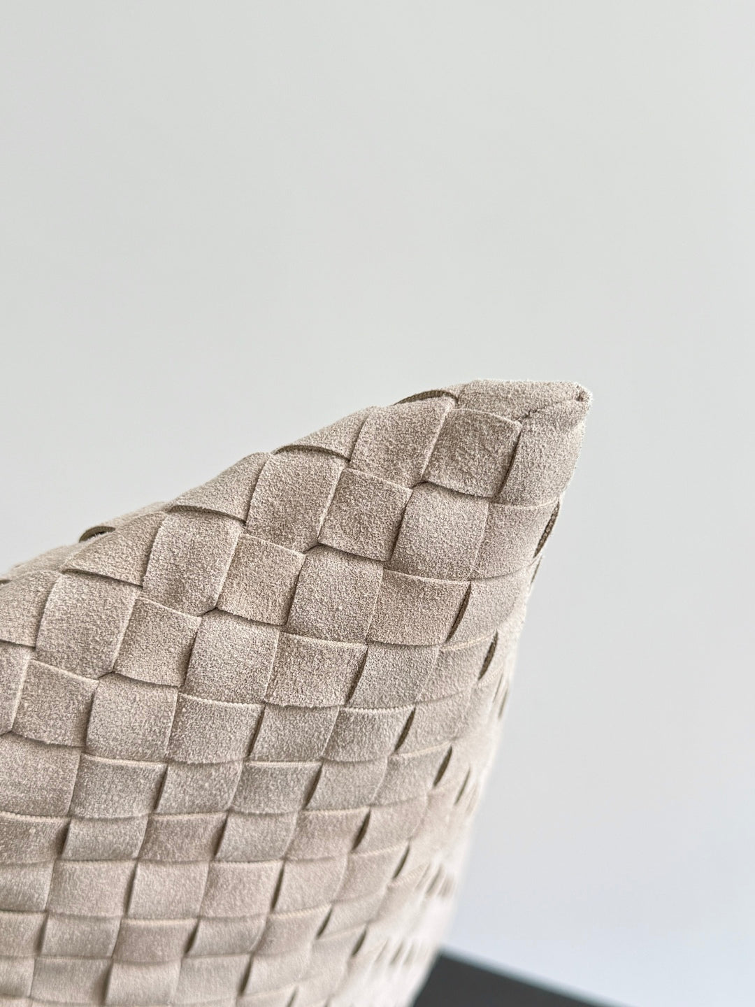 BOTTEGA VENETA 25S HOP BAG 53 IN SOFT TAUPE SUEDE GOLD HARDWARE