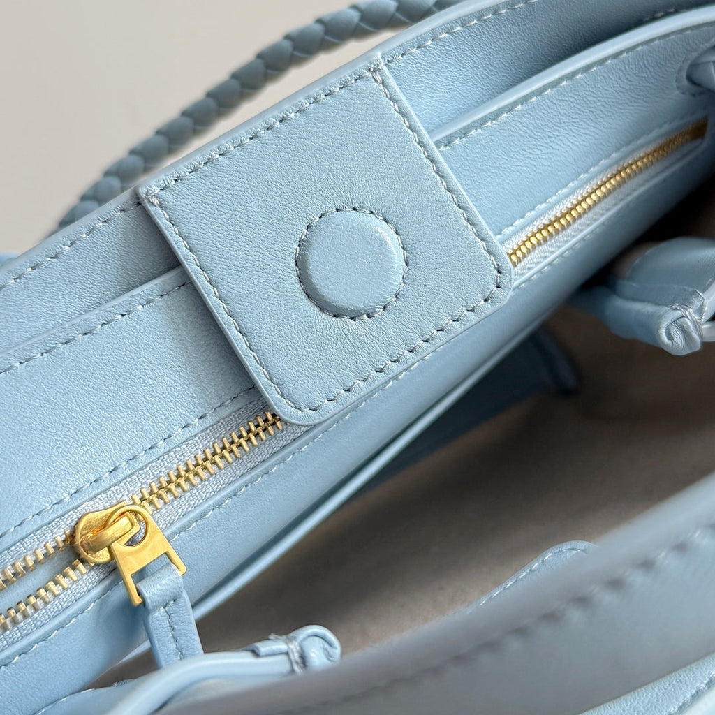 BOTTEGA VENETA 25S SMALL ANDIAMO 25 IN LIGHT BLUE CALFSKIN AND RAFFIA