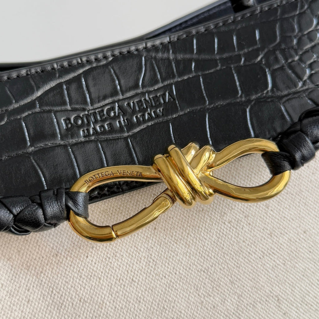 BOTTEGA VENETA 25S MEDIUM ANDIAMO 32 IN IVORY BLACK CALFSKIN AND CANVAS