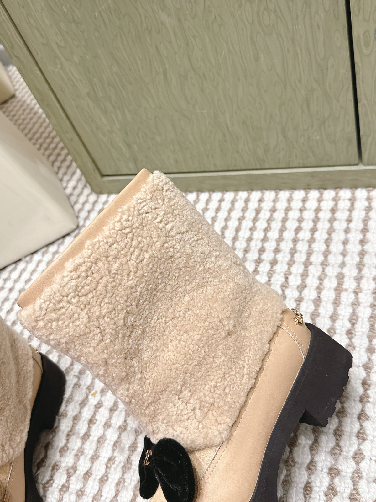 CHANEL 25S ANKLE BOOTS IN BEIGE SHEARLING LAMBSKIN AND BLACK PATENT CALFSKIN