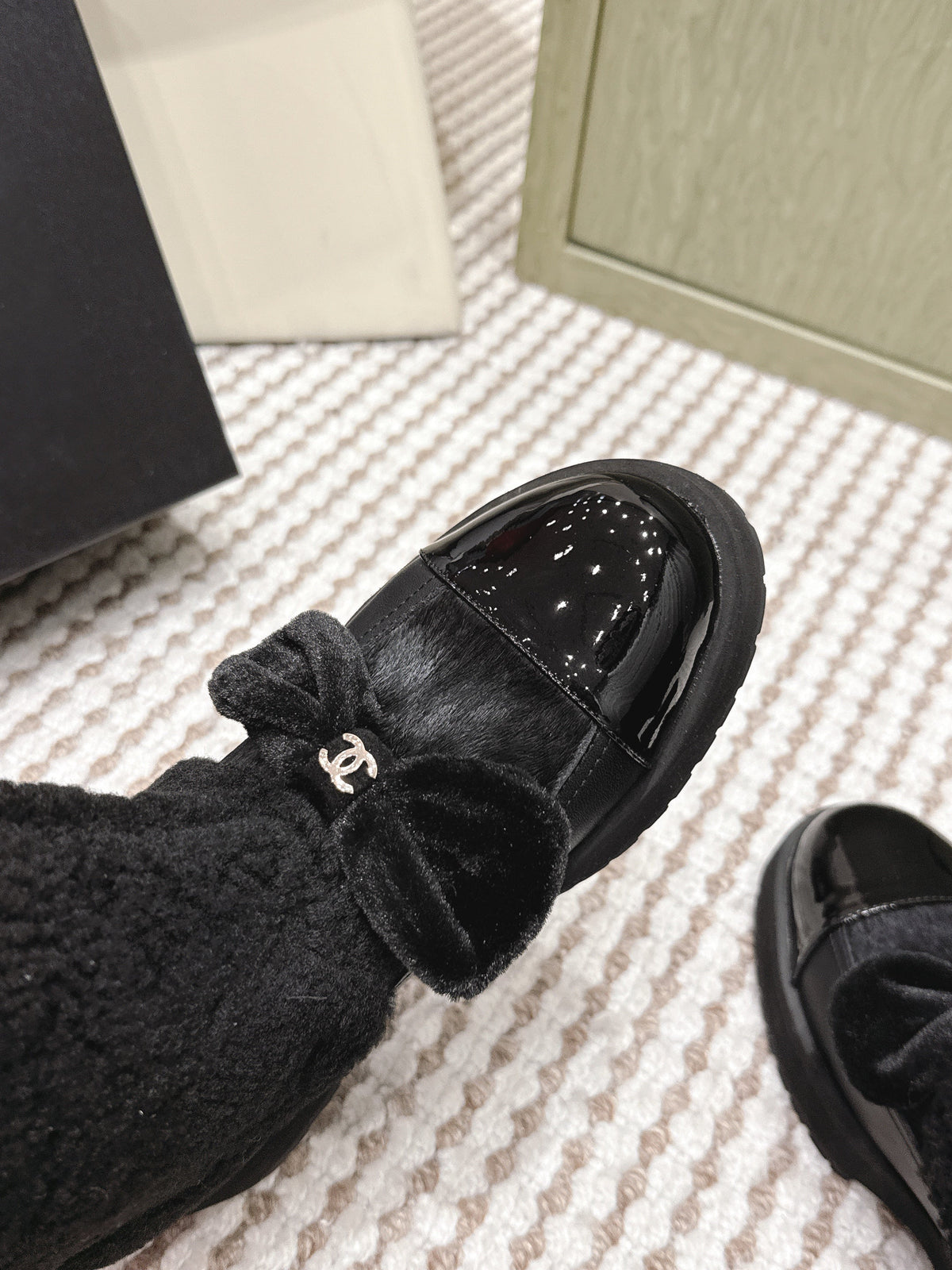 CHANEL 25S ANKLE BOOTS IN BLACK SHEARLING LAMBSKIN AND PATENT CALFSKIN