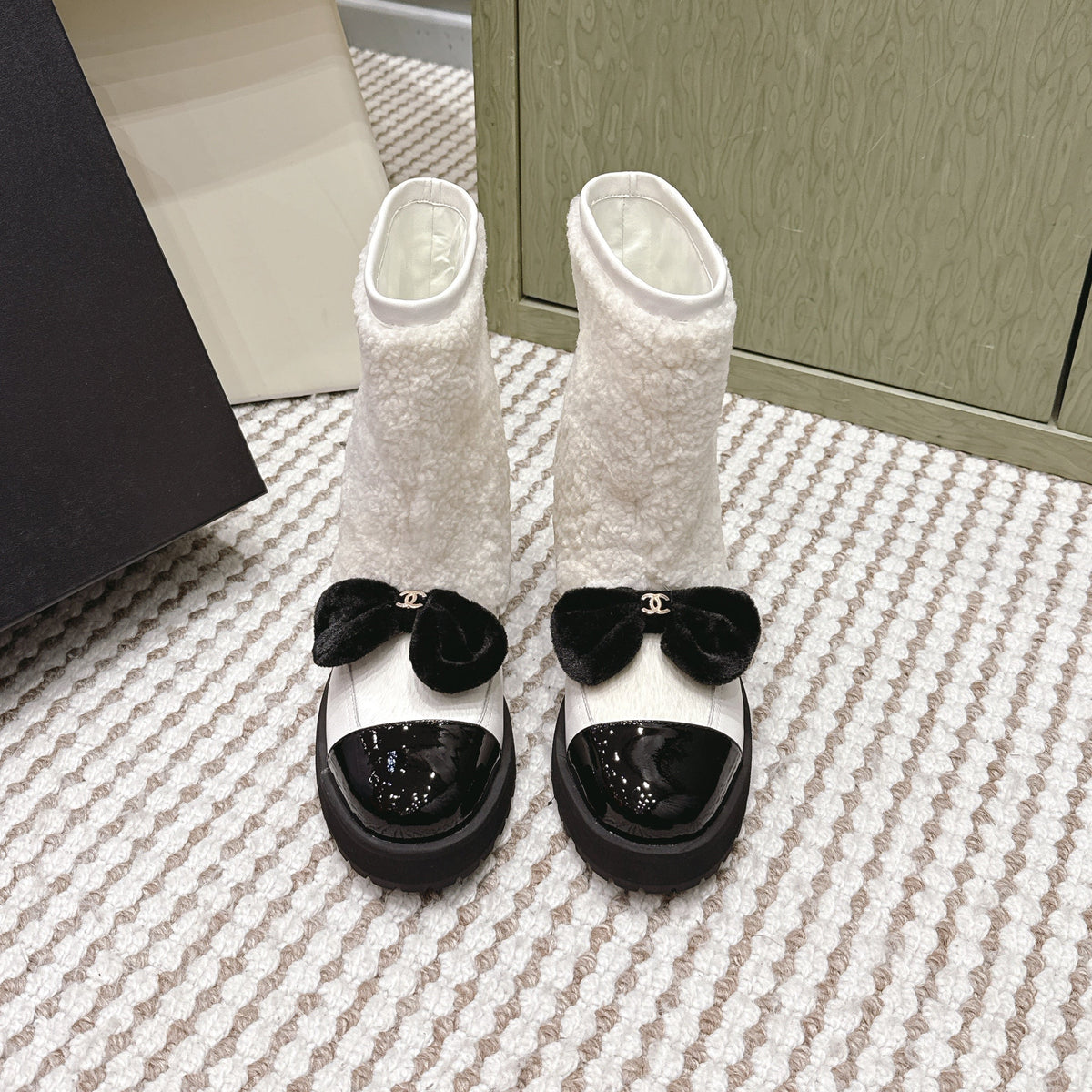 CHANEL 25S ANKLE BOOTS IN WHITE SHEARLING LAMBSKIN AND BLACK PATENT CALFSKIN