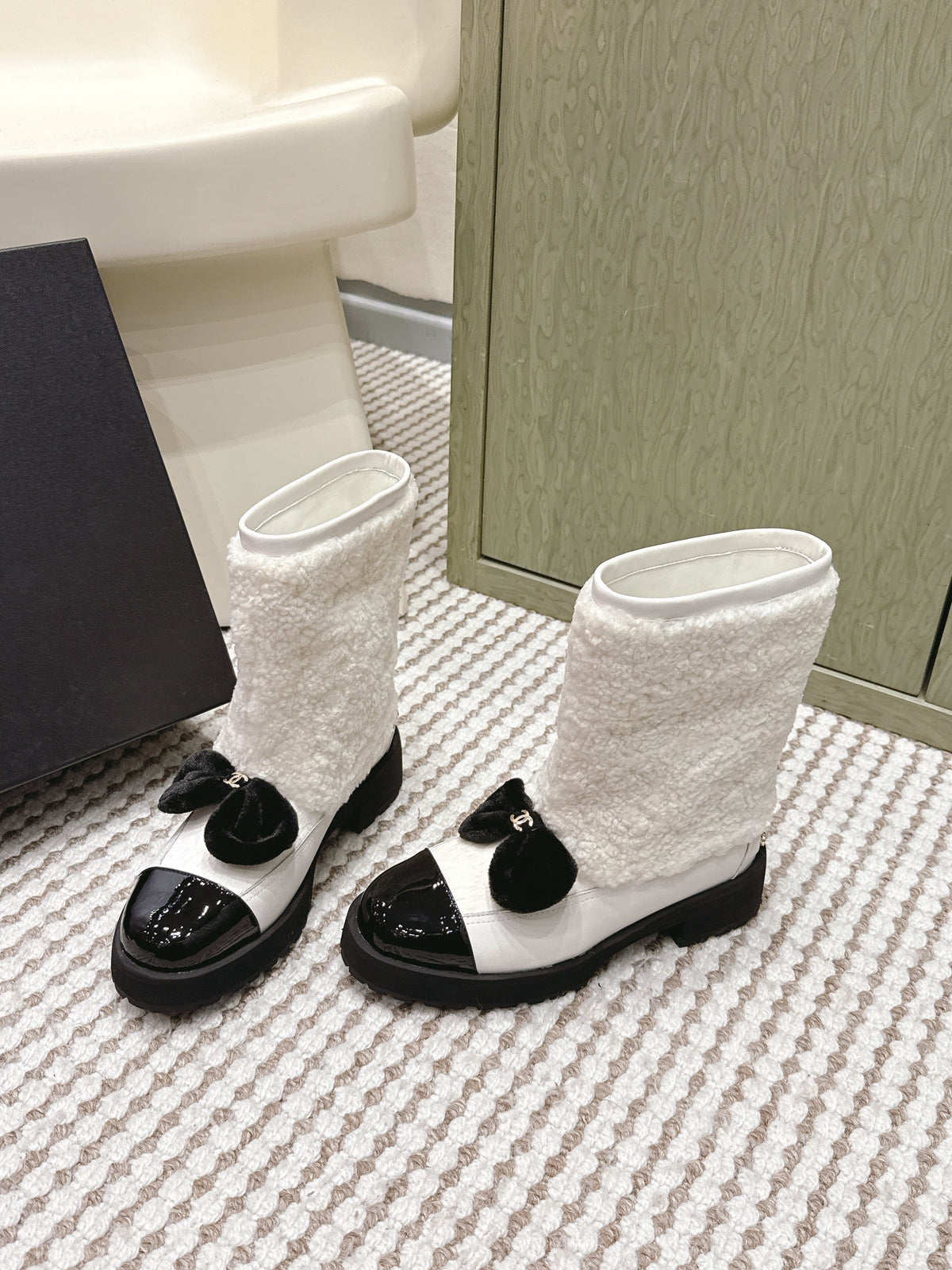 CHANEL 25S ANKLE BOOTS IN WHITE SHEARLING LAMBSKIN AND BLACK PATENT CALFSKIN