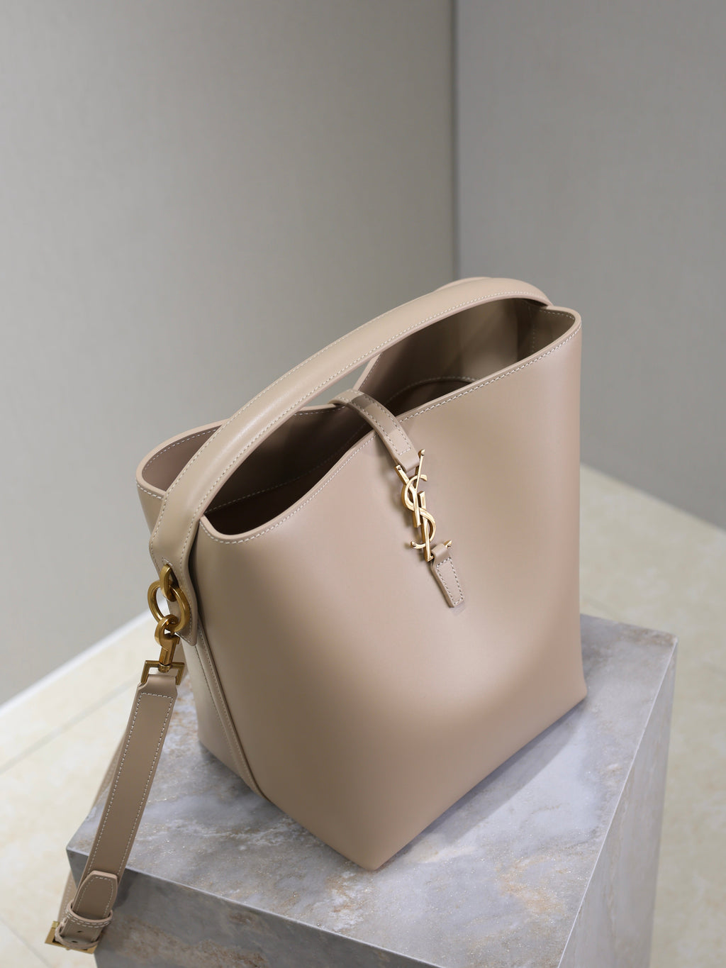 YSL 25S LE 5 À 7 BUCKET 26 IN NUDE CALFSKIN GOLD HARDWRE