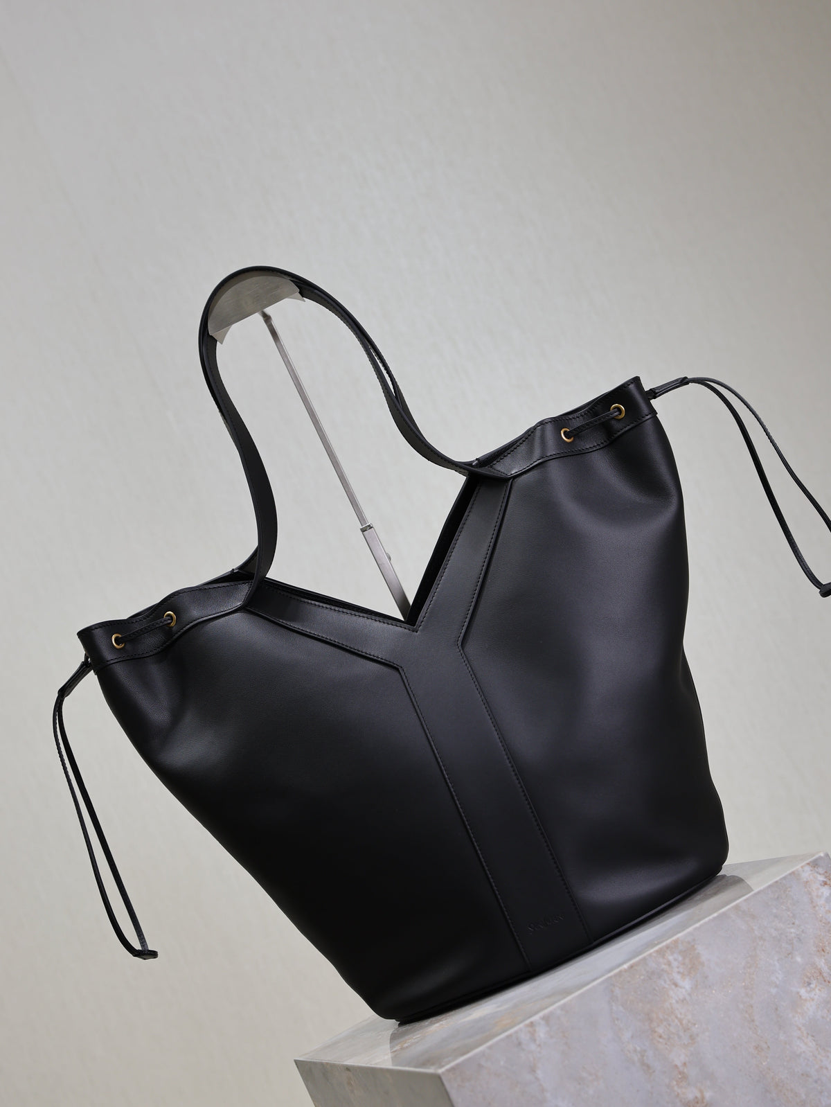 YSL 25S Y LARGE HOBO 50 IN BLACK CALFSKIN GOLD HARDWRE