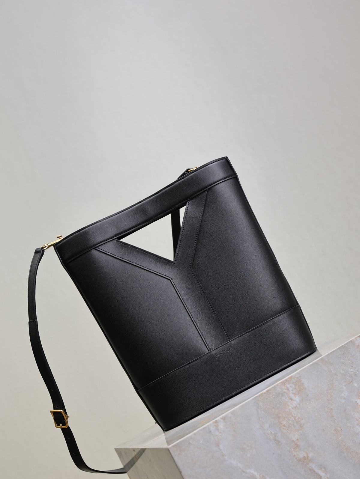 YSL 25S Y SMALL BUCKET 29 IN BLACK CALFSKIN GOLD HARDWRE