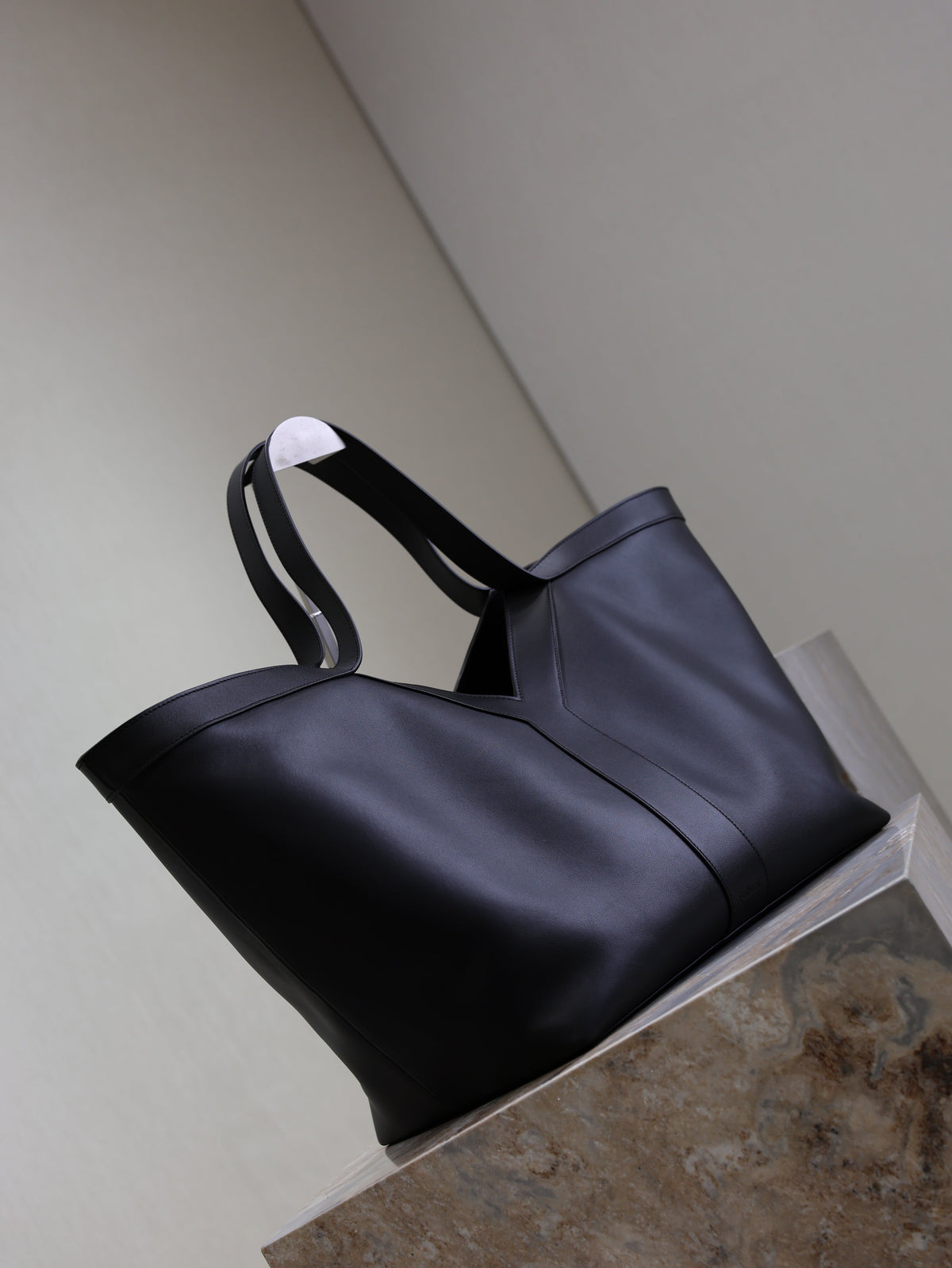 YSL 25S Y TOTE 50 IN BLACK CALFSKIN GOLD HARDWRE