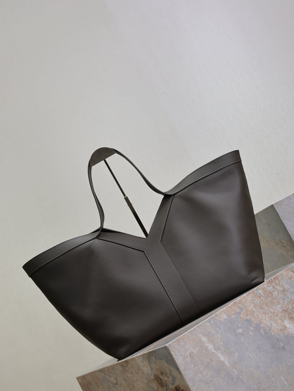 YSL 25S Y MAXI TOTE 50 IN MUTED CHARCOAL CALFSKIN GOLD HARDWARE
