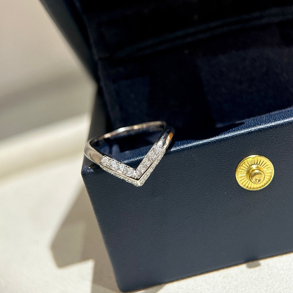 18K Louis Vuitton V Diamonds Ring