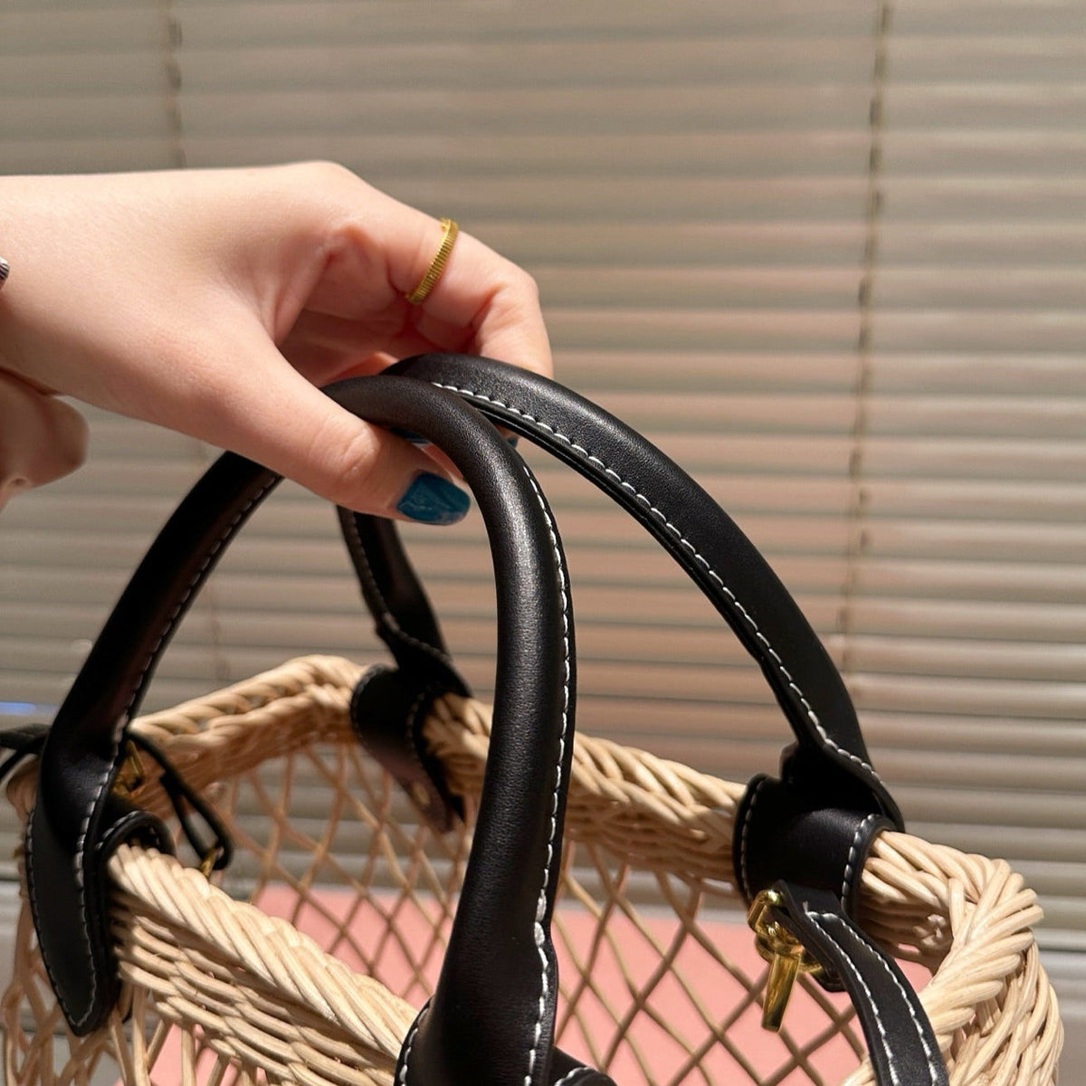 WOVEN HOLLOW BAG 23 IN BEIGE RATTAN AND BLACK CALFSKIN TRIM