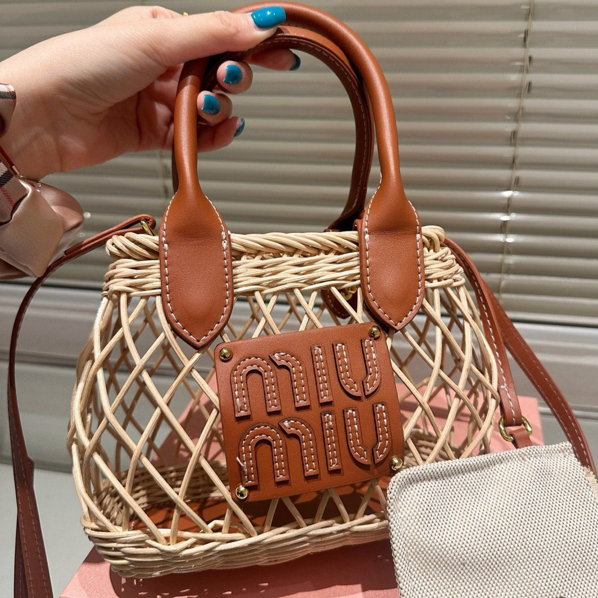 WOVEN HOLLOW BAG 18 IN BEIGE RATTAN AND BROWN CALFSKIN TRIM