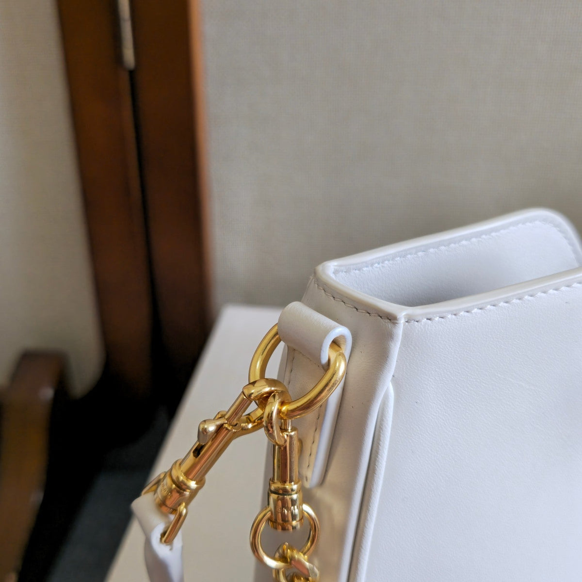 CELINE 25S SHOULDER CAMILLE 16 SOFT 27MM IN WHITE CALFSKIN GOLD HARDWARE