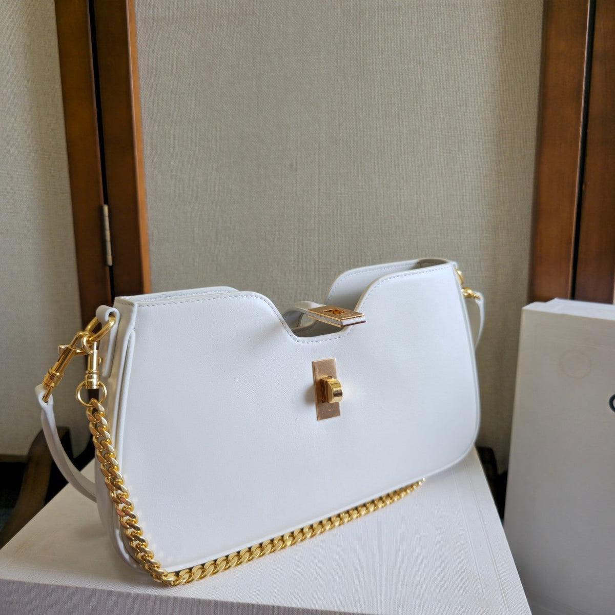 CELINE 25S SHOULDER CAMILLE 16 SOFT 27MM IN WHITE CALFSKIN GOLD HARDWARE
