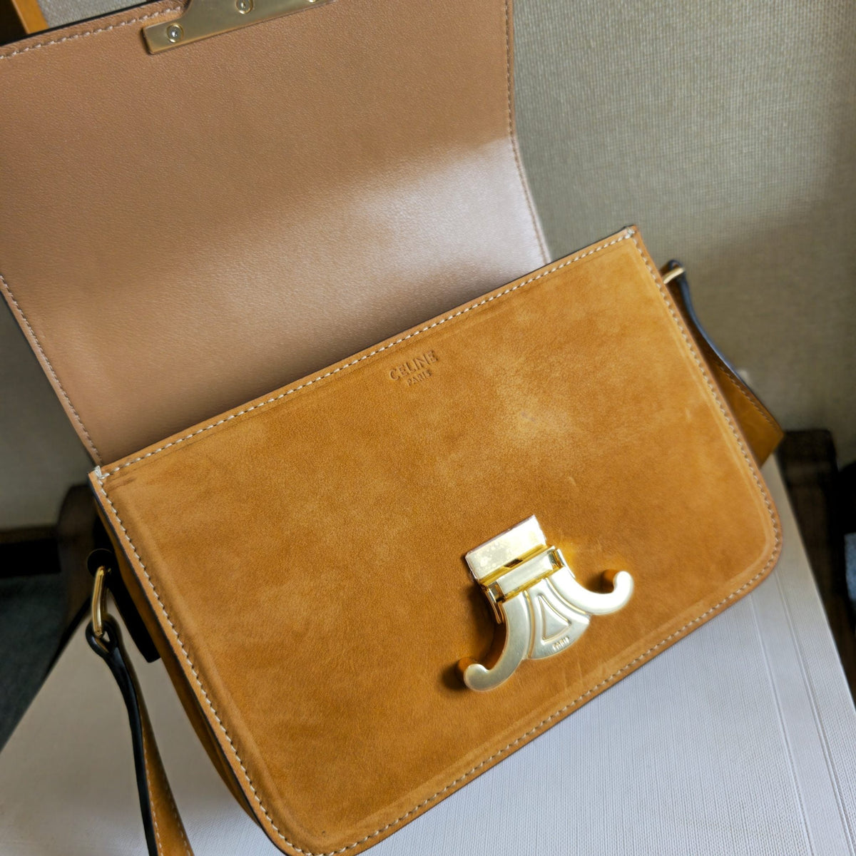 CELINE 25S TEEN TRIOMPHE BAG 18MM IN CARAMEL BROWN SUEDE GOLD HARDWARE