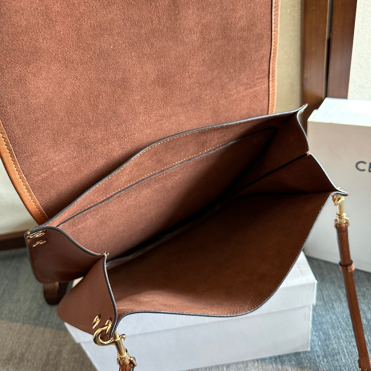 CELINE 25S BESACE SOFT TRIOMPHE 32MM IN BROWN SUPPLE SHINY LAMBSKIN
