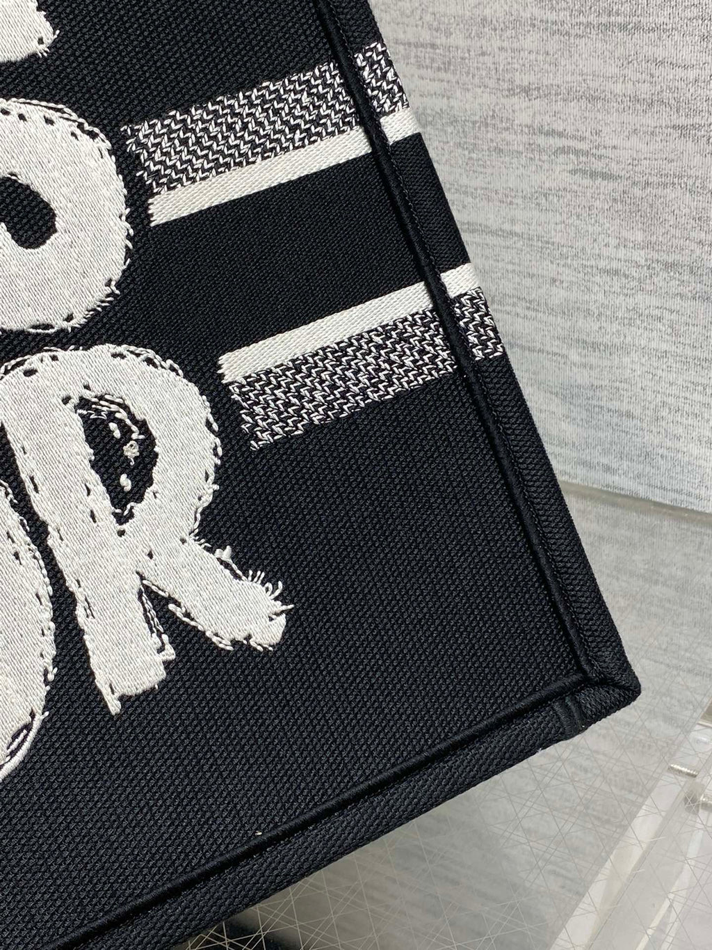 MEDIUM BOOK TOTE 36 IN BLACK MIX WHITE CANVAS 226507