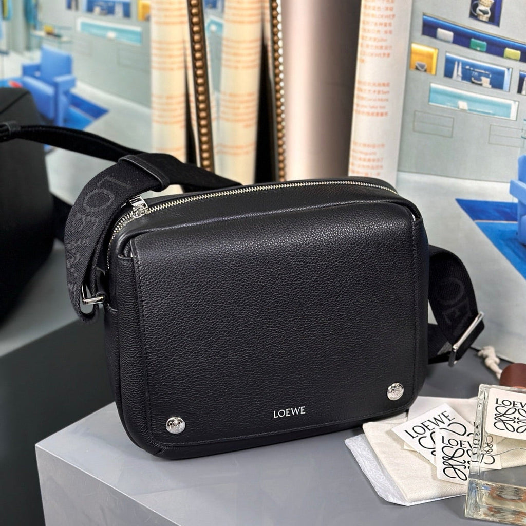 MEDIUM 23 PEBBLE MESSENGER BAG IN BLACK SUPPLE GRAINED CALFSKIN