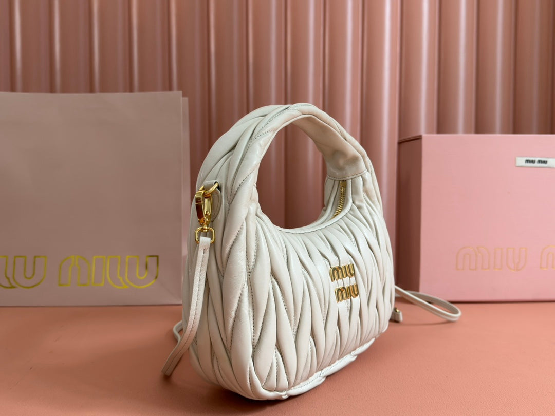 WANDER MATELASSÉ HANDBAG 23 IN WHITE LAMBSKIN