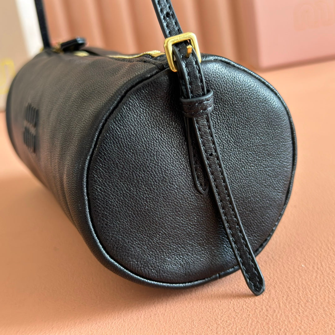 NAPPA POUCH 22 IN BLACK CALFSKIN
