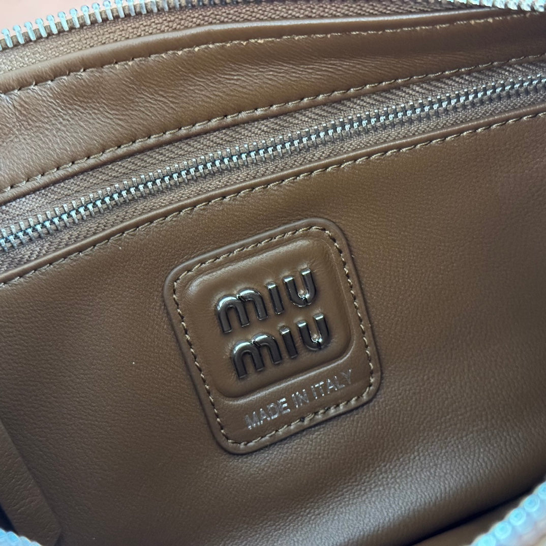 POCKET HANDBAG 21 IN OAK BROWN CALFSKIN