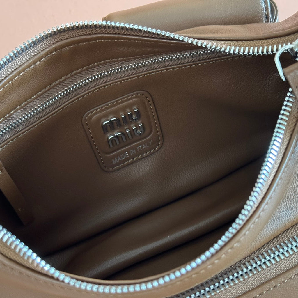 POCKET HANDBAG 21 IN OAK BROWN CALFSKIN