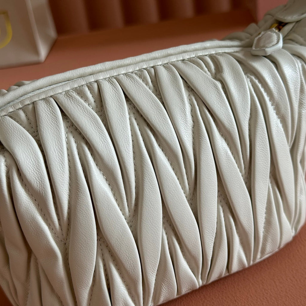 MIUMIU 26S POUCH BAG 15 IN WHITE CALFSKIN GOLD HARDWARE